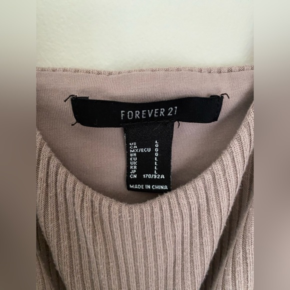 3️⃣/$1️⃣5️⃣ Ribbed Cropped Tank Top - Picture 2 of 3